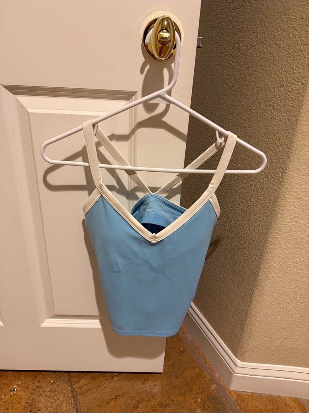 Vuori All the form V neck tank